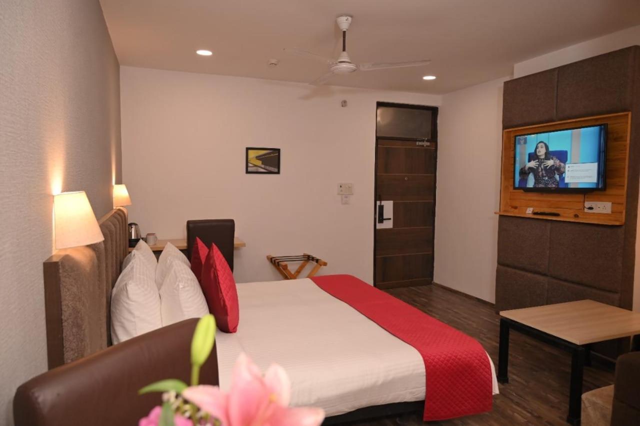 Ayaan Residency Hotel Noida Exterior photo