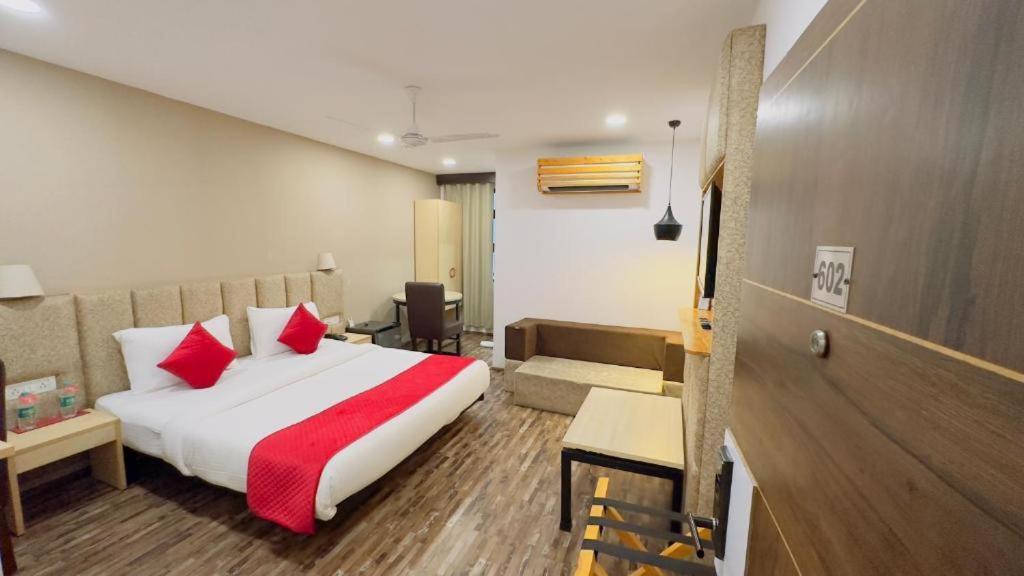 Ayaan Residency Hotel Noida Exterior photo
