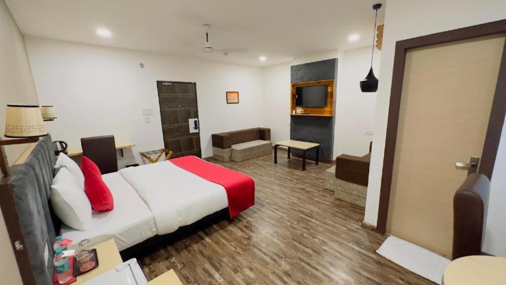 Ayaan Residency Hotel Noida Exterior photo