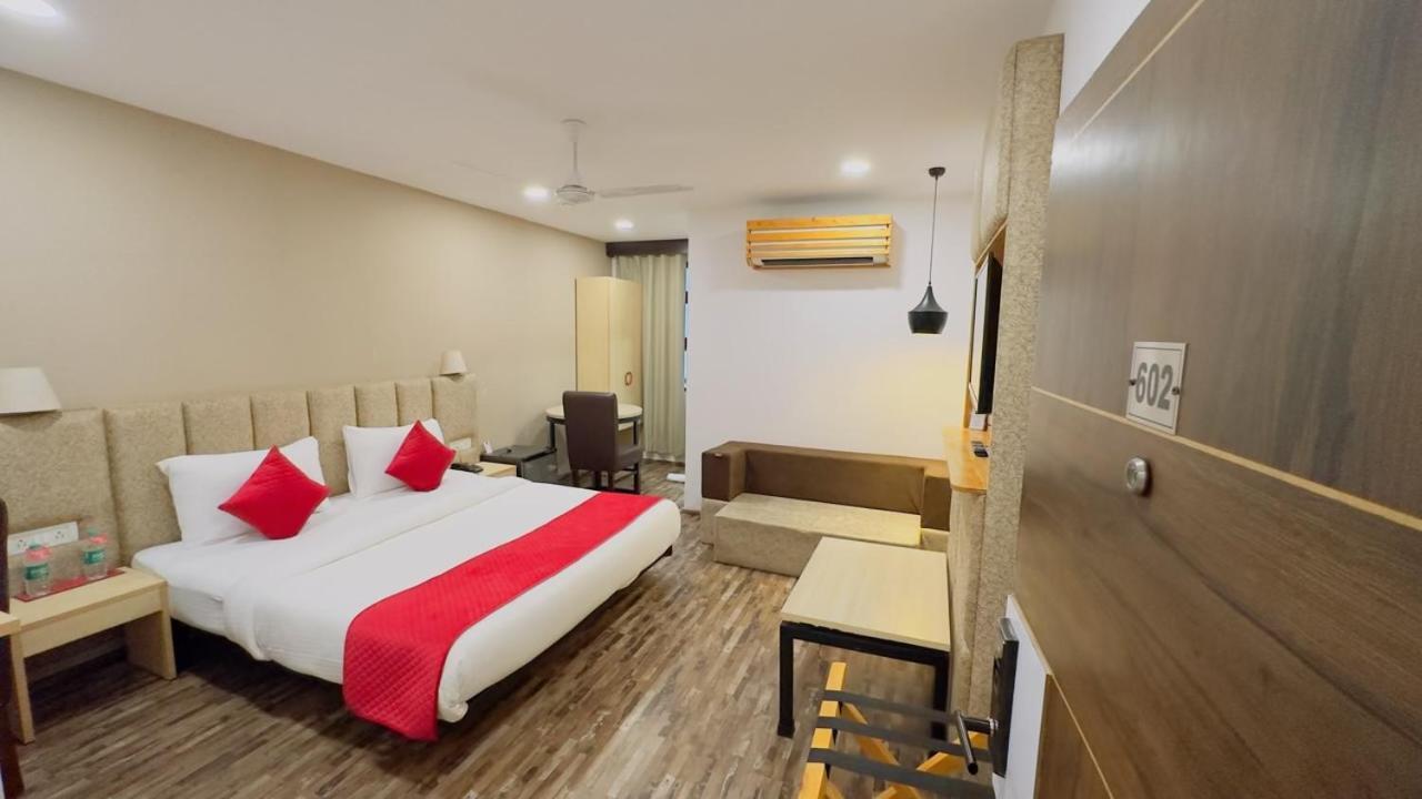 Ayaan Residency Hotel Noida Exterior photo