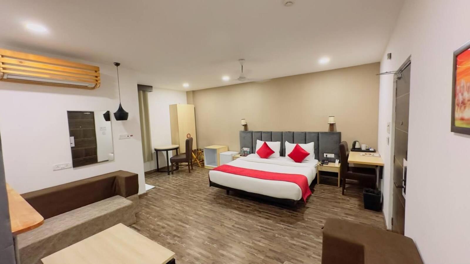 Ayaan Residency Hotel Noida Exterior photo