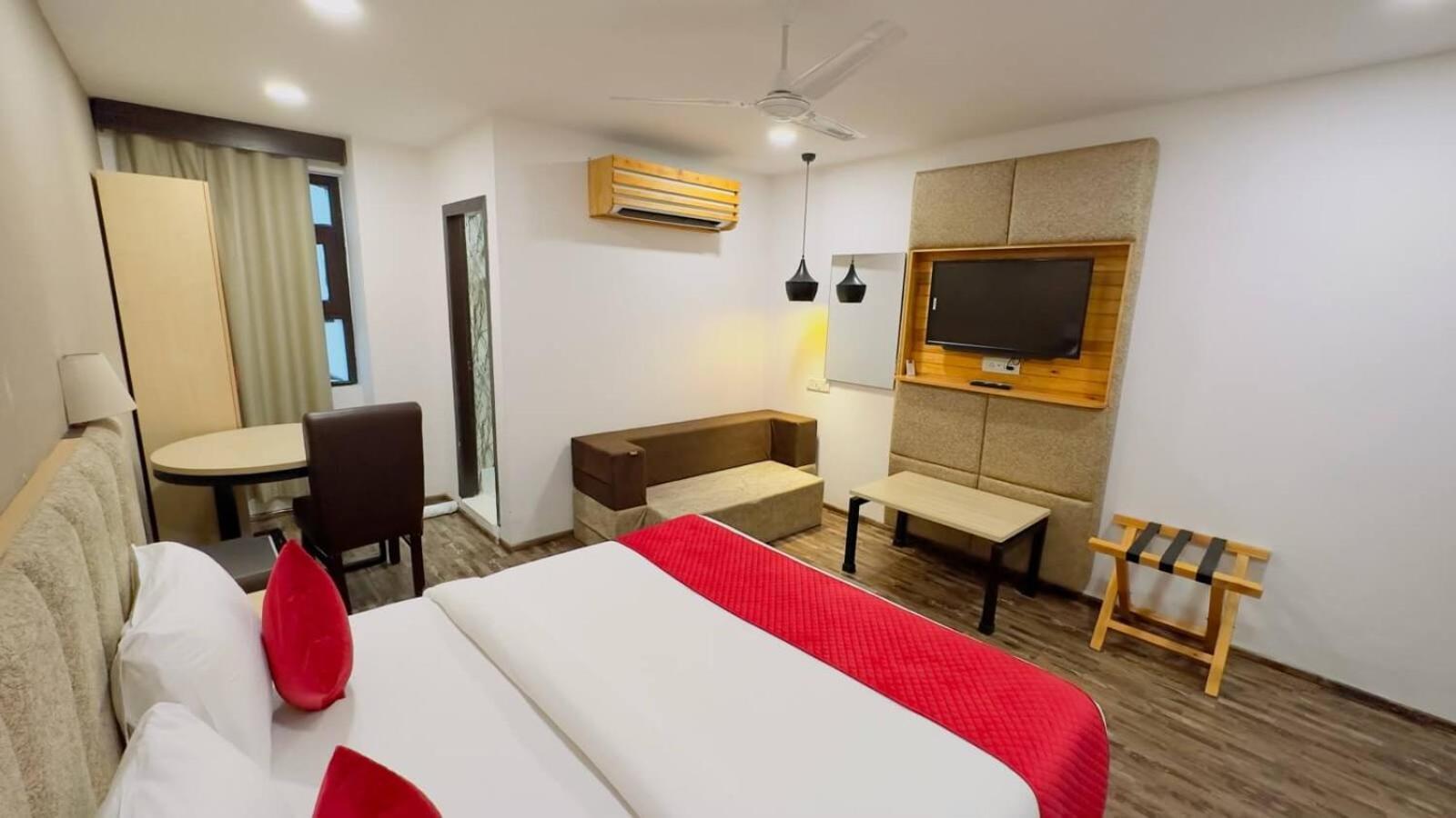 Ayaan Residency Hotel Noida Exterior photo
