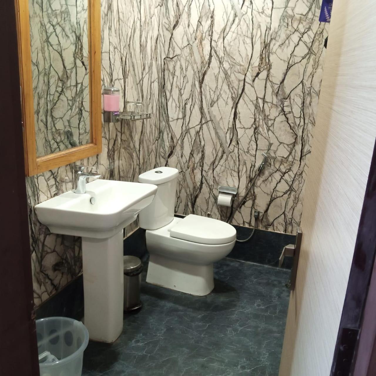 Ayaan Residency Hotel Noida Exterior photo